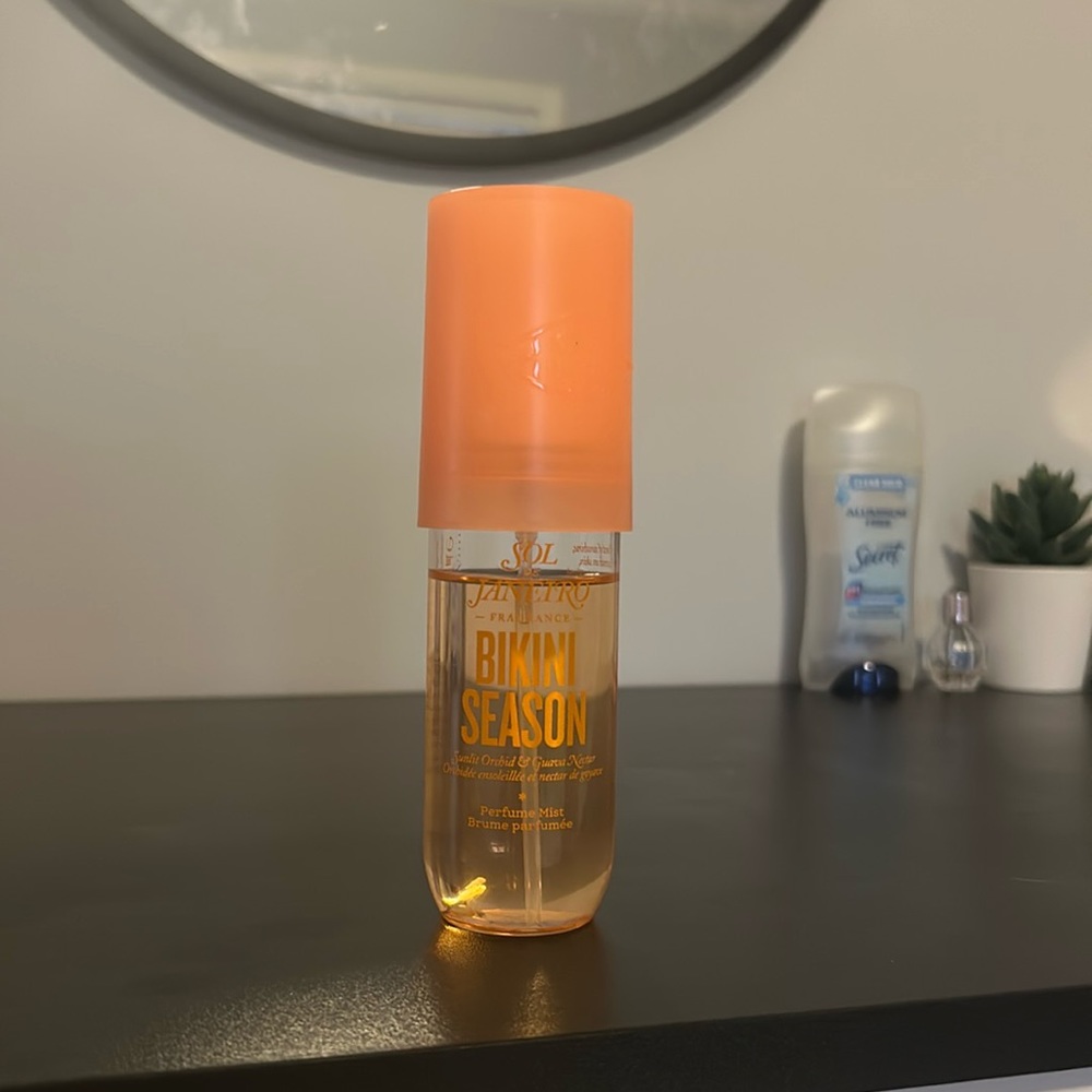 DISCONTINUED Bikini Season soo de janerio spray ‼️